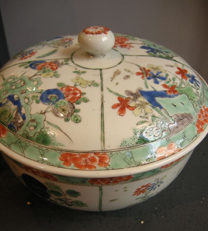 Ecuelle &quot;famille verte porcelain decorated with flowers - Kangxi period | MasterArt